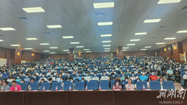 湘潭大学新生:倾听戍边故事 致敬戍边英雄